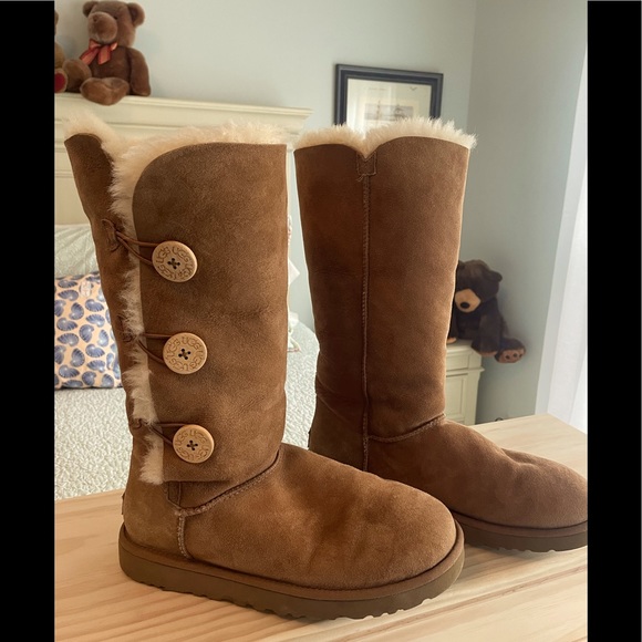 UGG Womens Bailey Triple Button Boot - Picture 2 of 7